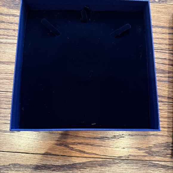 Swarovski Gift Box for Necklace - Picture 2 of 4